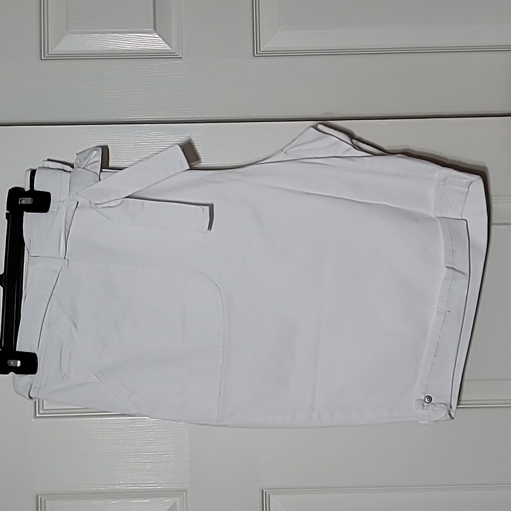 Gloria Vanderbilt womens button up shorts with belt white size 26W